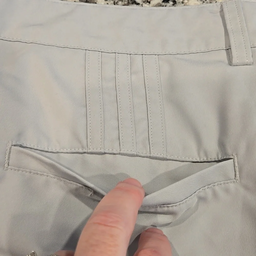 ADIDAS CLIMALITE GOLF SHORTS FLAT FRONT.. SIZE 32. LIGHT GREY.